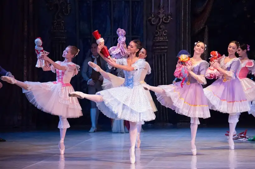 Điệu múa duyên dáng trên mũi giày pointe trong vở ballet Kẹp hạt dẻ.