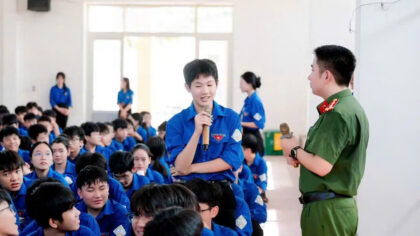 Cán bộ công an gợi ý học sinh tìm hiểu về tác hại ma tuý.
