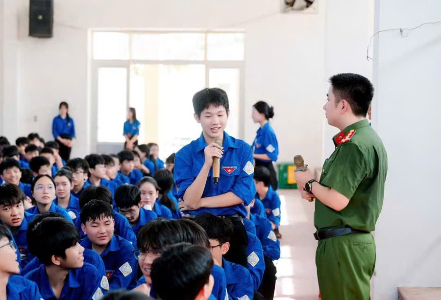 Cán bộ công an gợi ý học sinh tìm hiểu về tác hại ma tuý.