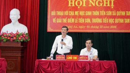 Ông Thái Văn Thành - Phó Chủ tịch UBND tỉnh Nghệ An phát biểu tại buổi đối thoại với phụ huynh. Ảnh: Hồ Lài