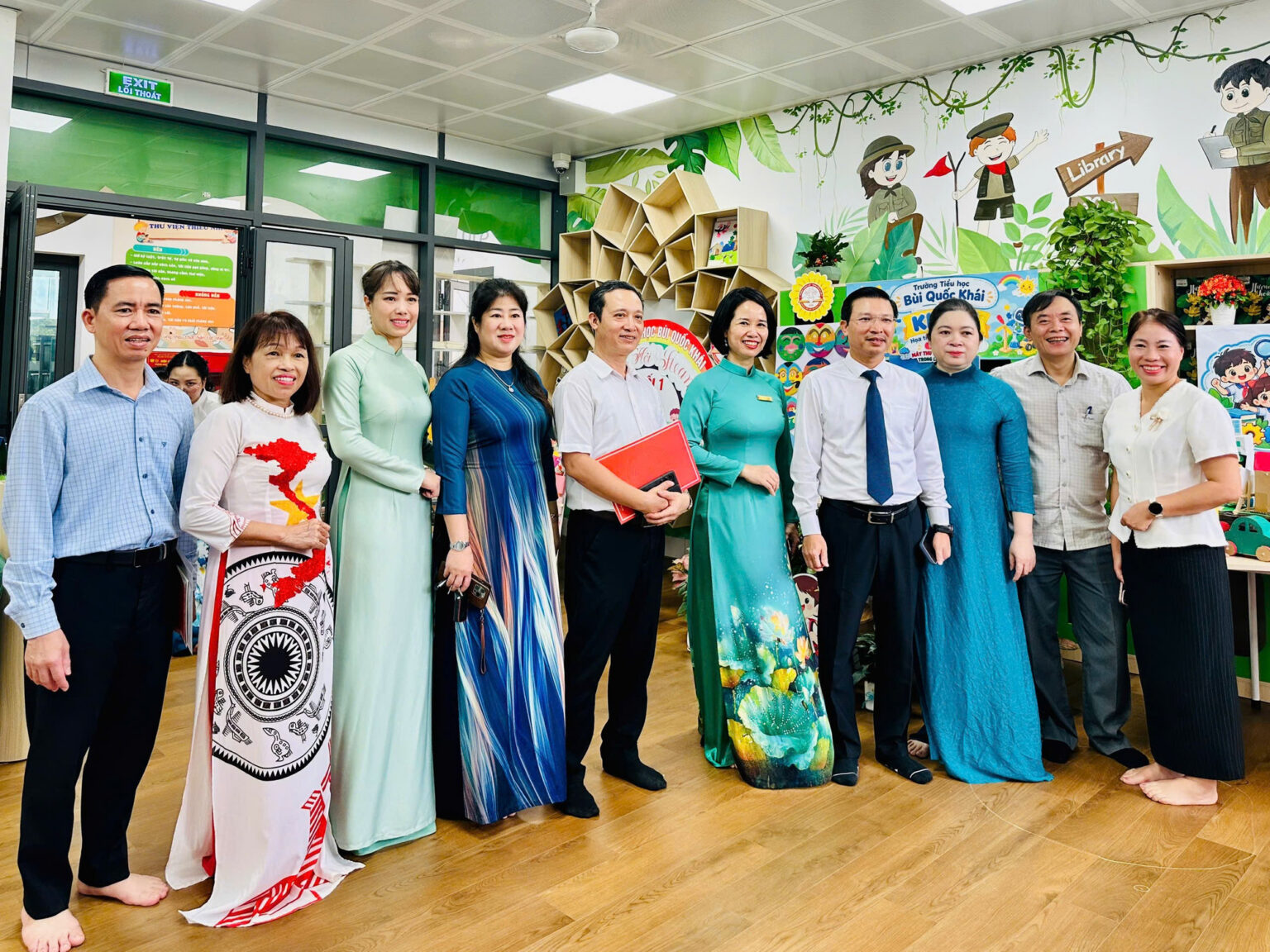 Các đại biểu tham quan và chụp ảnh tại gian trưng bày sự kiện. liet-1.jpg