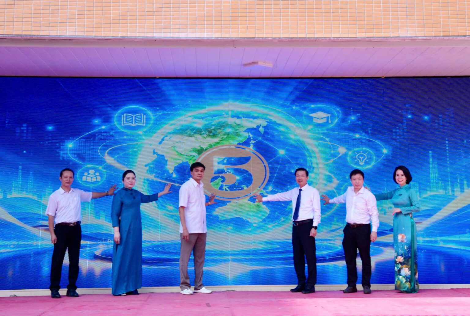 Các đại biểu thực hiện nghi thức phát động tuần lễ hưởng ứng học tập suốt đời năm 2026. liet-2.jpg